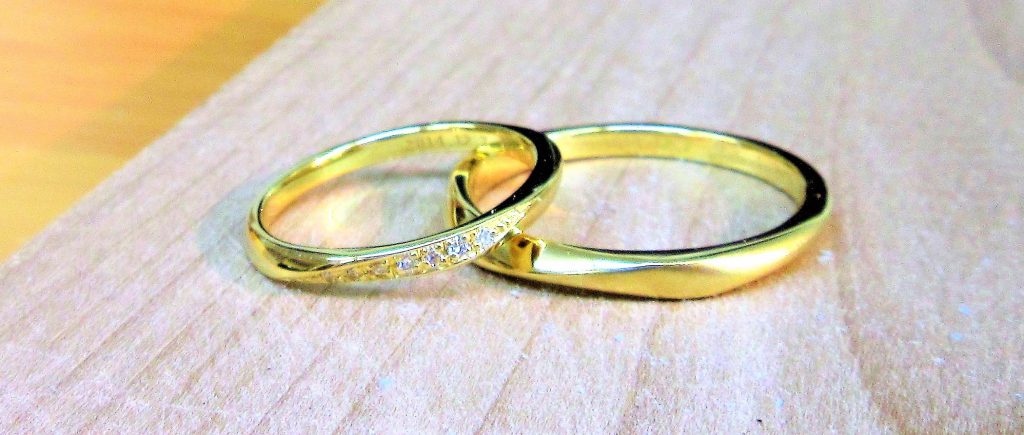 ツイストデザインが特徴