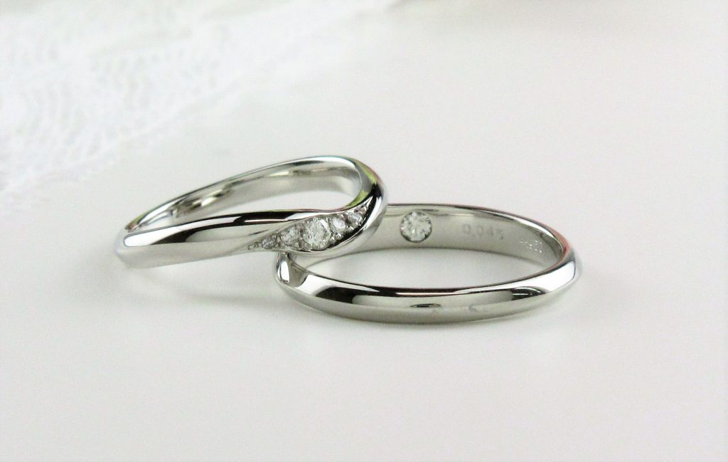 1つの原石ダイヤモンドを２分割し、それぞれに指輪に