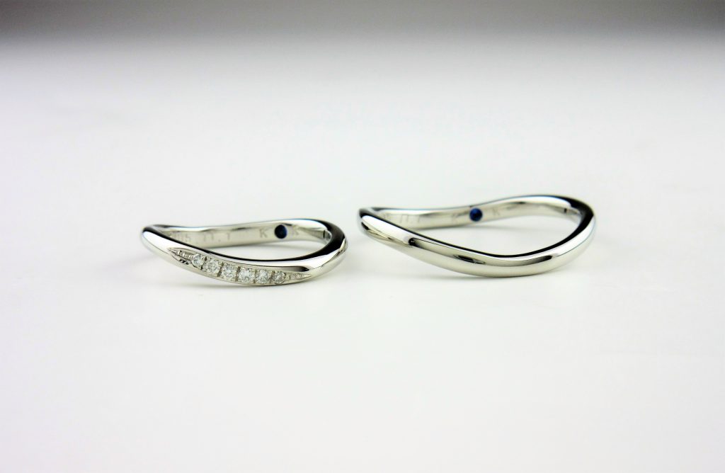 ふたりで作った形はふたりの愛の証に どの指輪と重ねても良さそうな指輪に