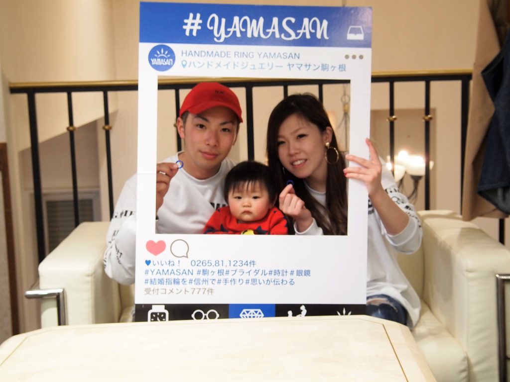 手作り指輪を片手に