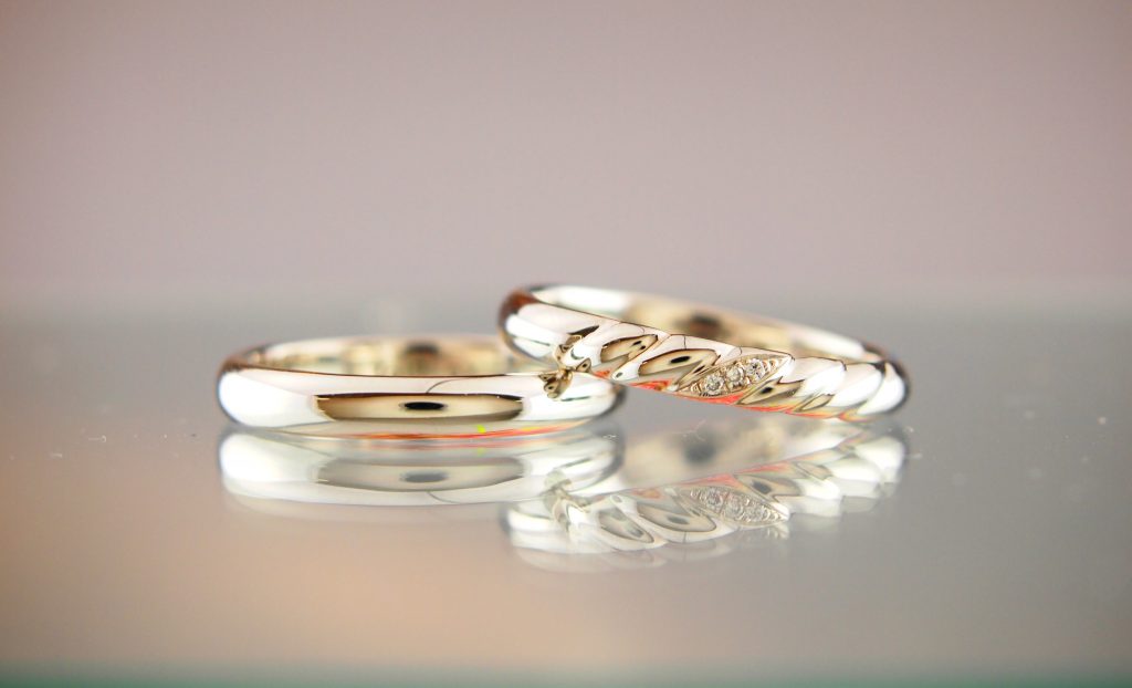 シンプルな指輪とツイストが特徴な結婚指輪