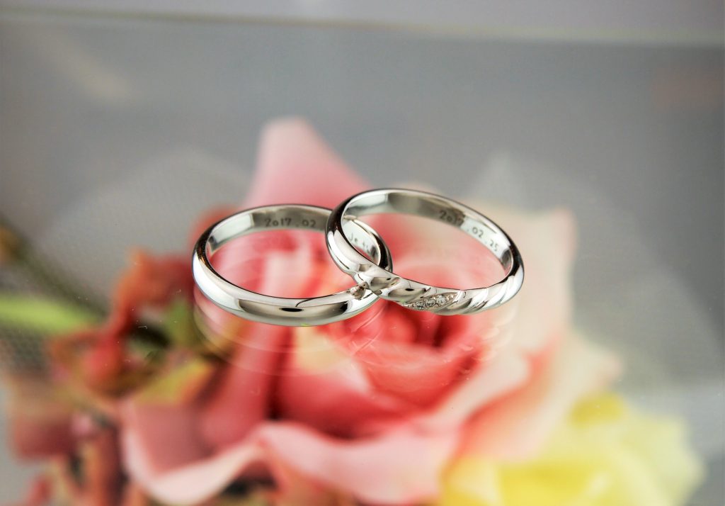 ツイストした指輪は上から見てもキレイなラインが見えます