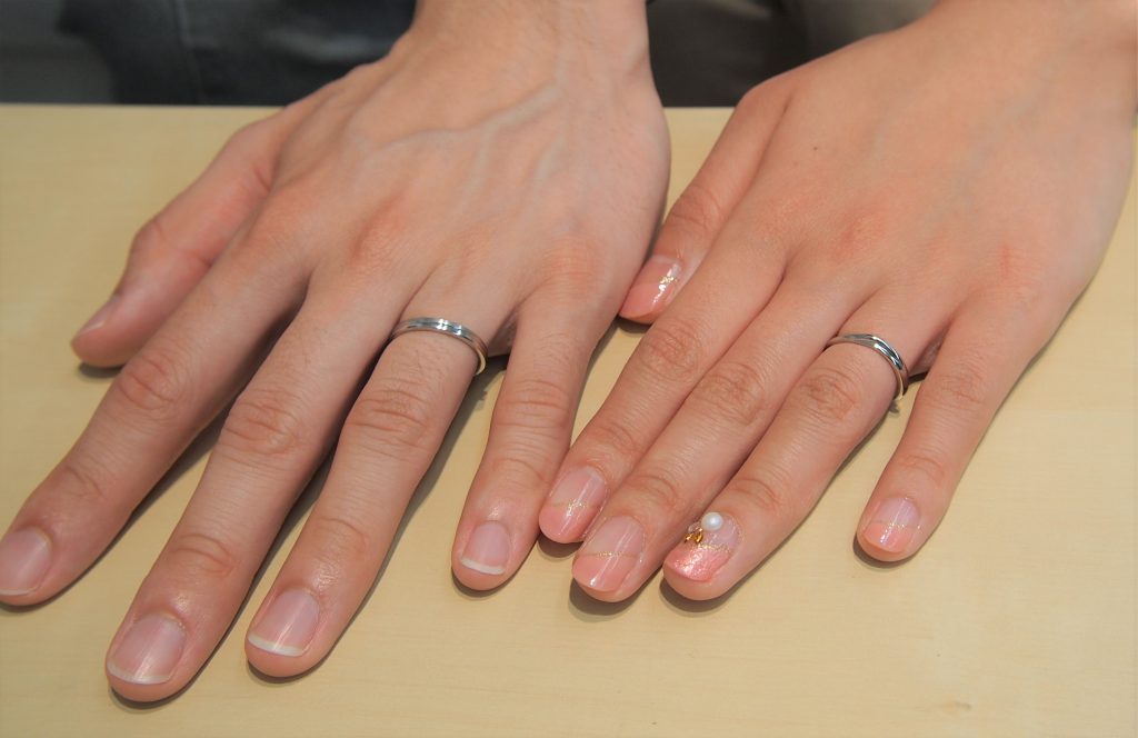 大切な人と結婚指輪をはめて