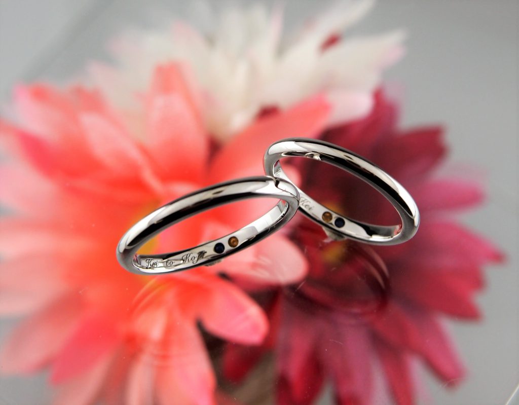 ふたりで作った証に内文字とお互いの誕生石を内側に