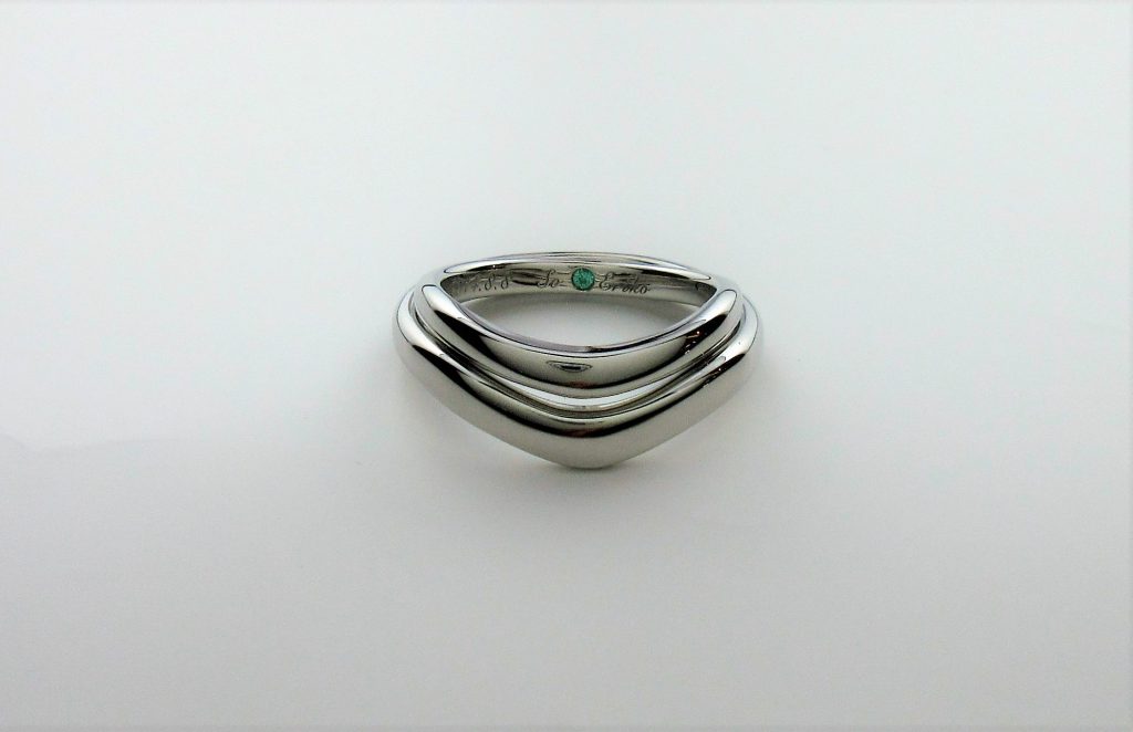 緩やかなV字デザイン