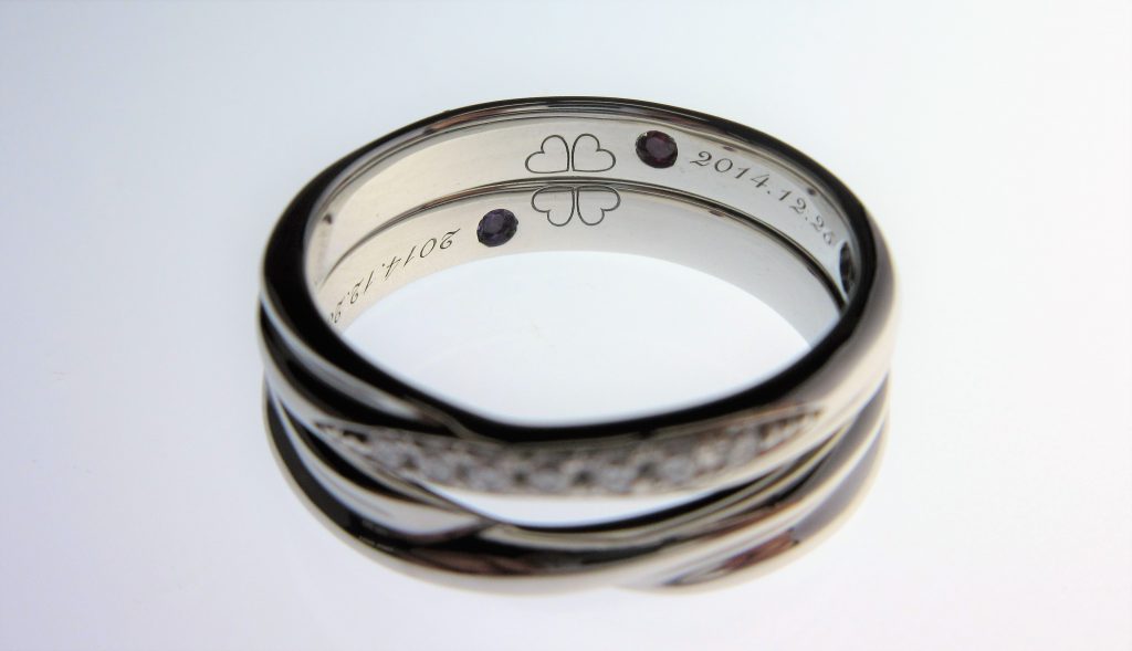 2つのリングが重なって四葉が完成