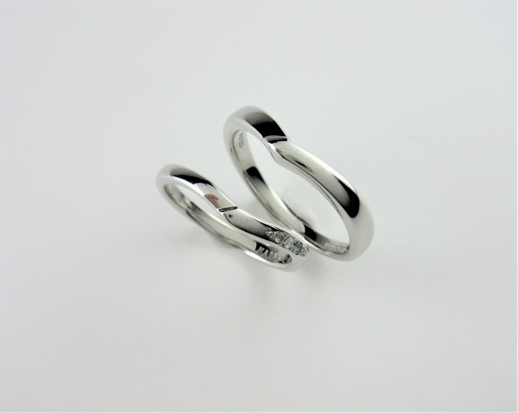 V字のラインが特徴的な指輪に