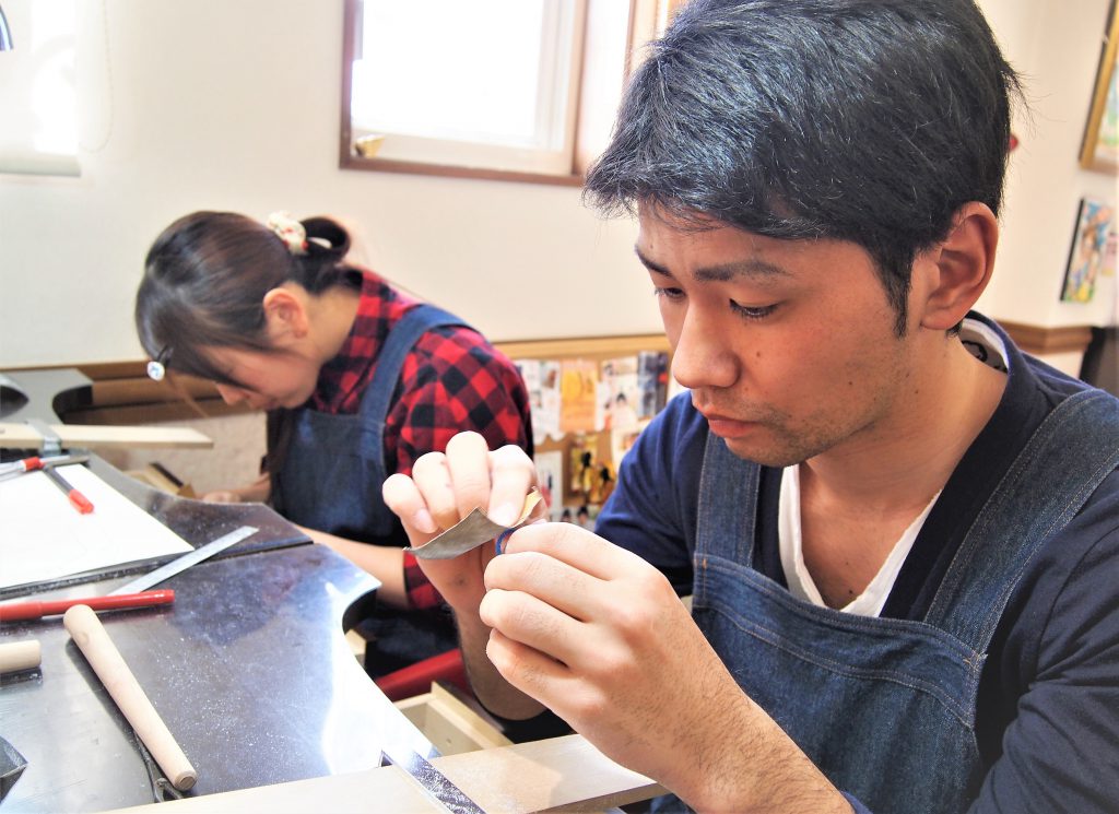 ヤスリを使ってウェーブの調整