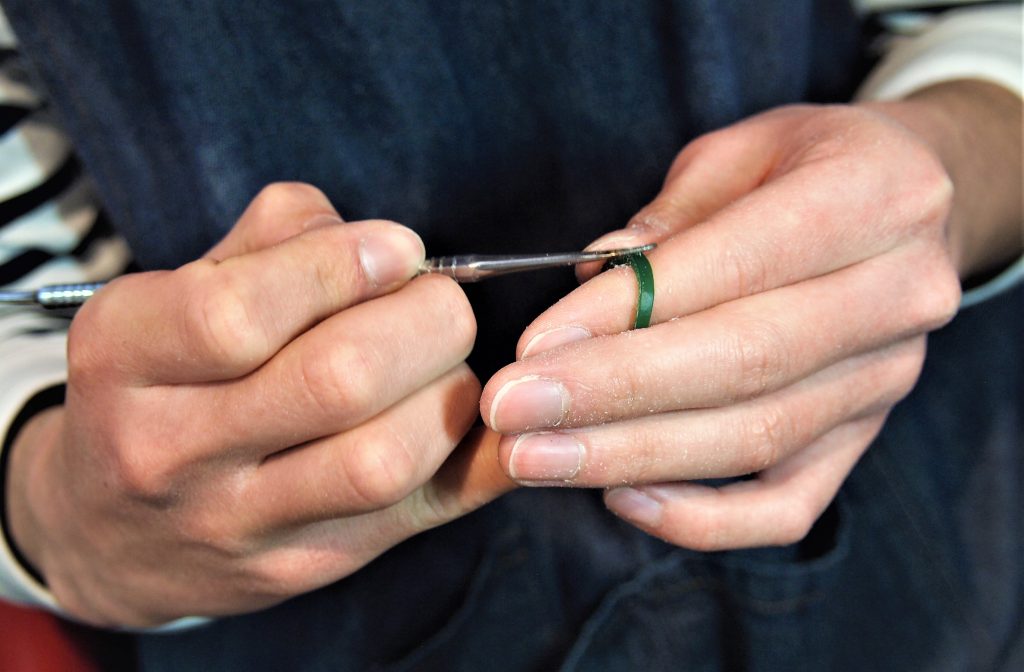 スパチュラーでＶ字づくり