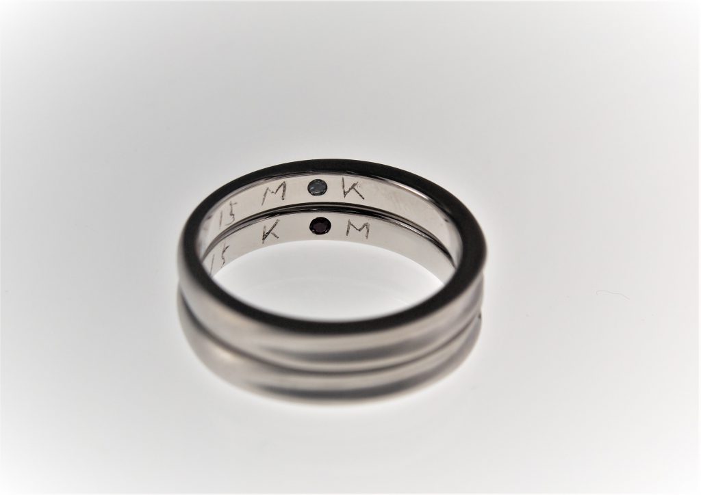 内側に手書きの記念文字