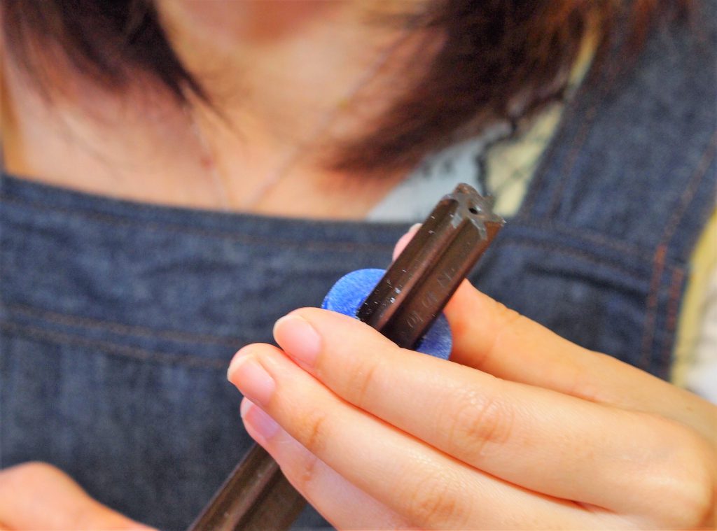 自分の指のサイズに合うまで削ります