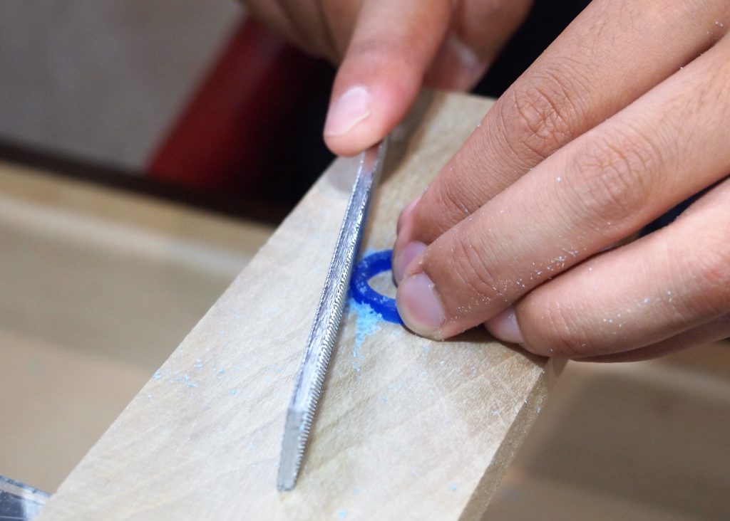 ヤスリでワックスを削ります