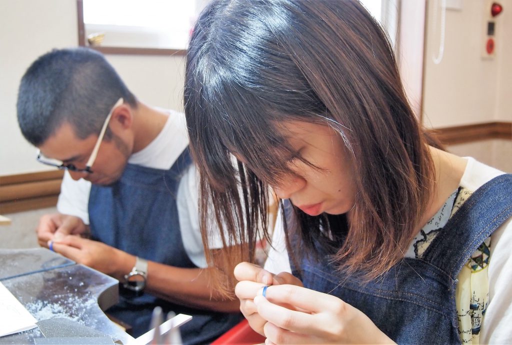 黙々と集中して最終仕上げをするふたり