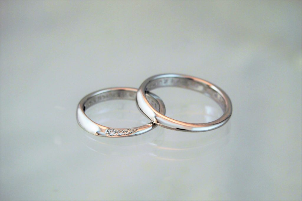 横の角度から見るとダイヤがキラリと光るデザイン