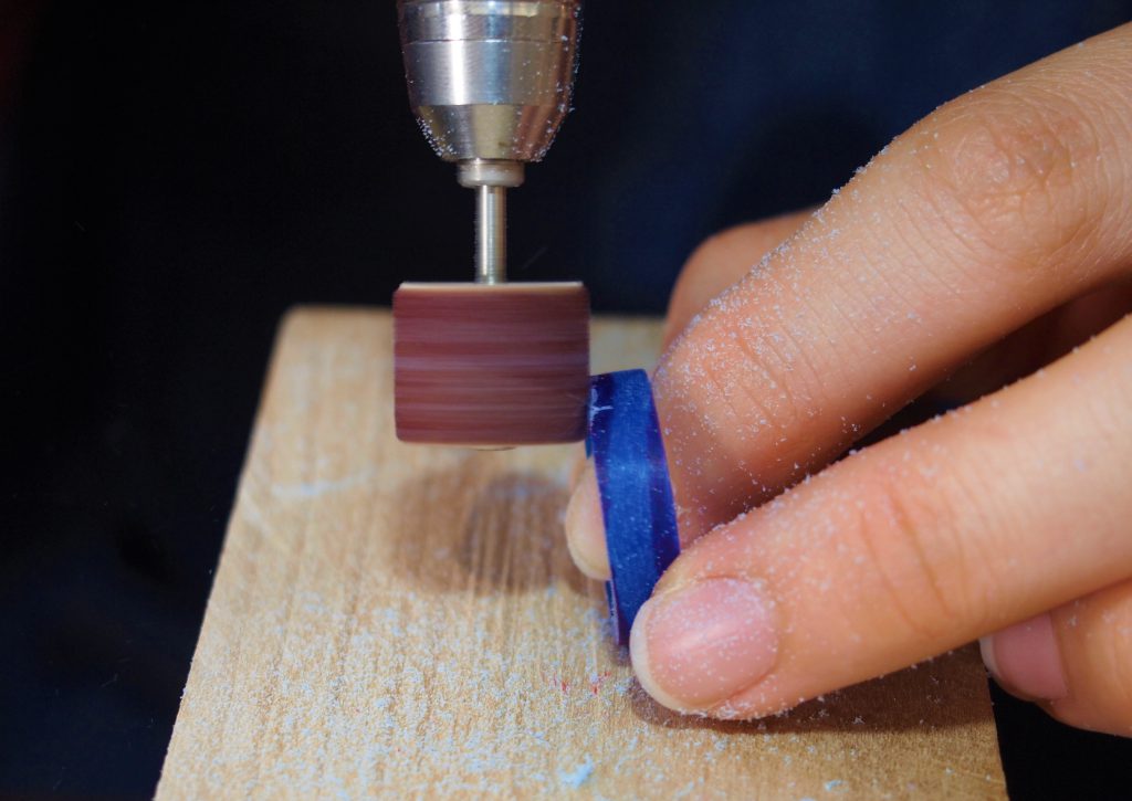 ルーターで削る作業