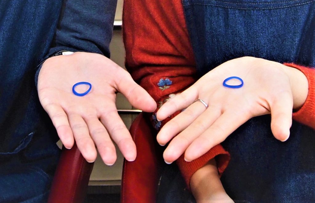 手にのせて記念撮影