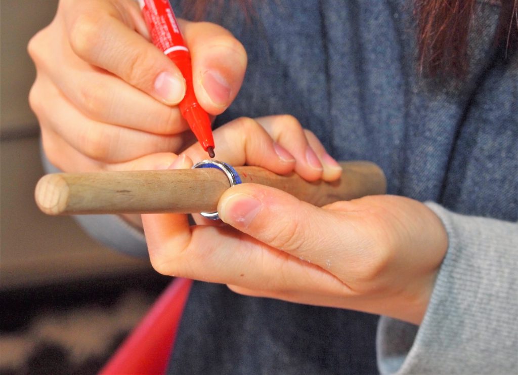 見本と並べて慎重にデザイン書き