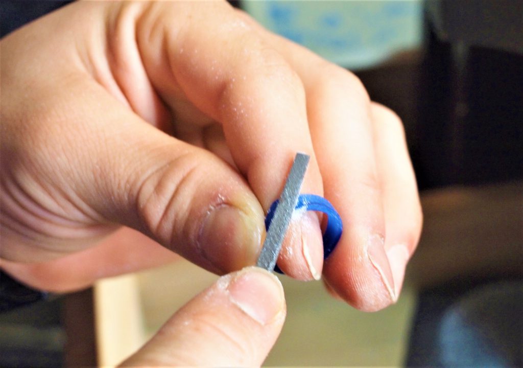 細いヤスリで丁寧に