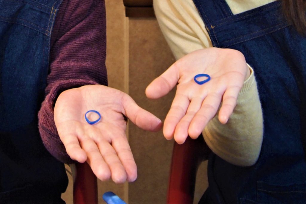 原型を手にのせて記念撮影