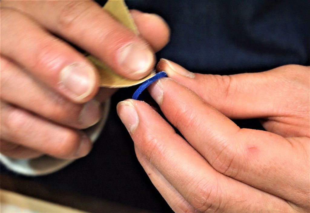 ヤスリでつや出し