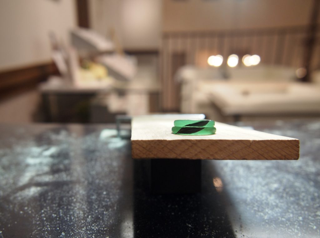 指輪原型のワックスを板のこに乗せて