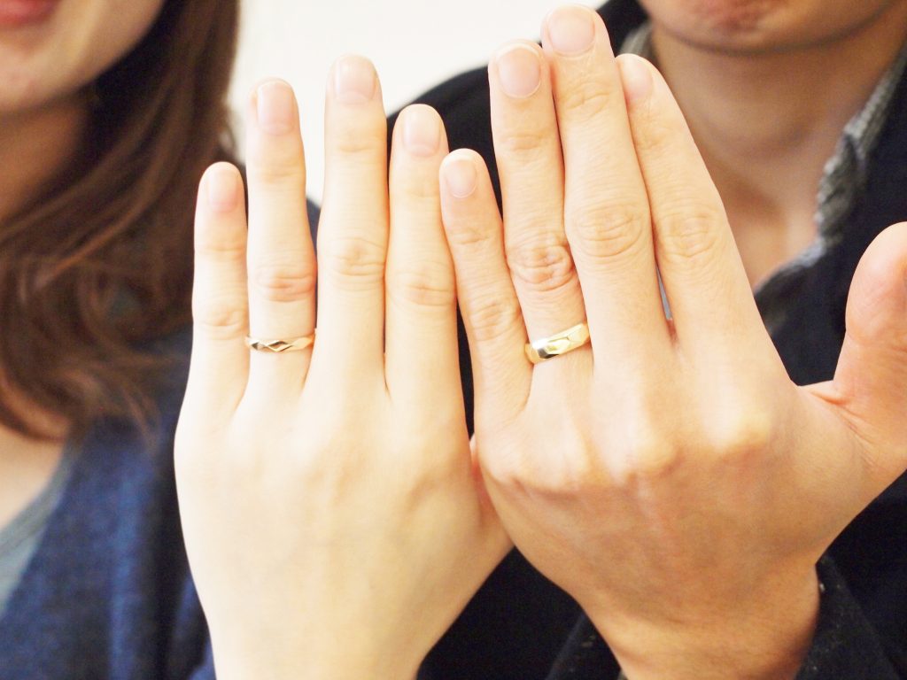 手作り結婚指輪を着けて撮影