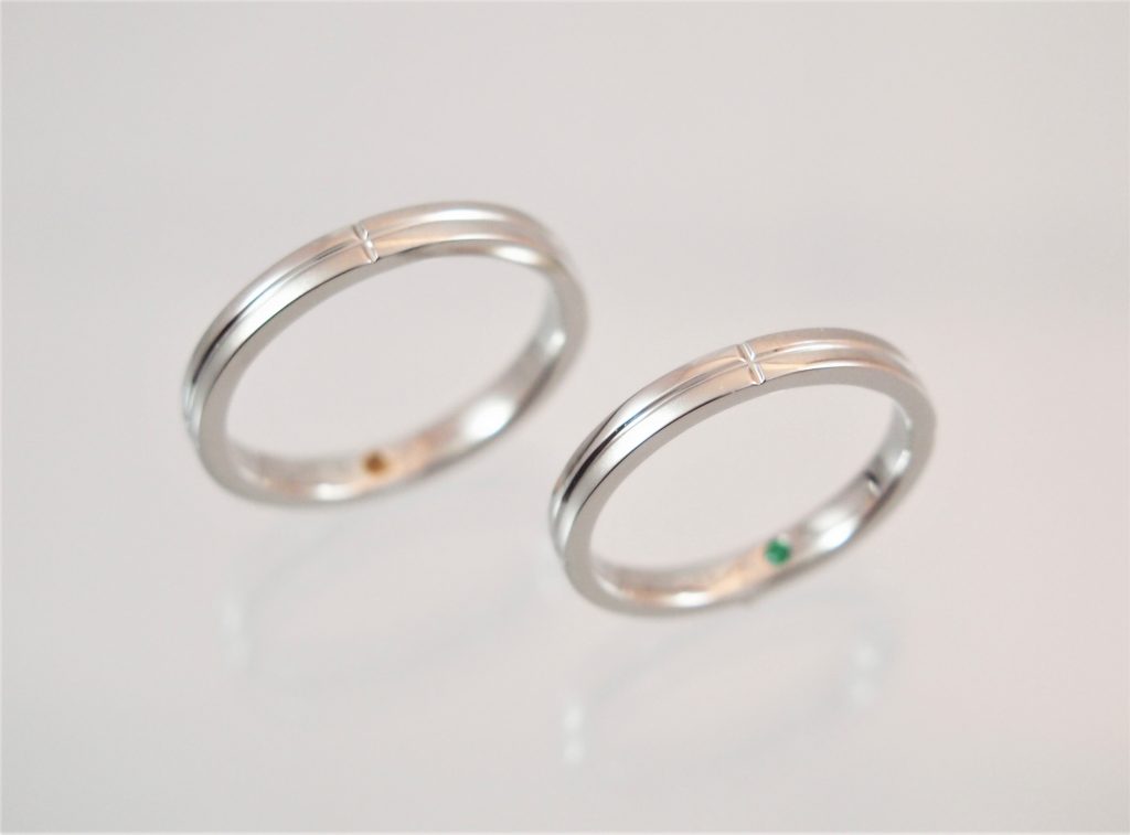 お互いの誕生石を指輪に留めて