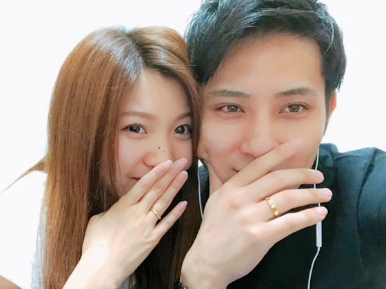 手作り指輪を着けて記念撮影