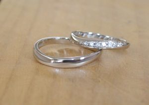 カーブとダイヤが印象的な指輪