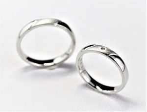 センターでダイヤが１石輝くリング