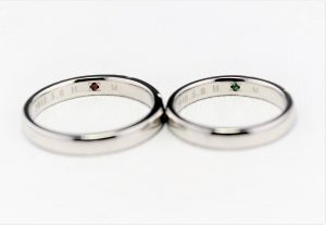 内側に記念文字と誕生石入れ