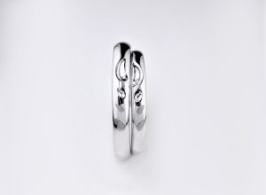 イノシシの足形と米のモチーフを入れた指輪