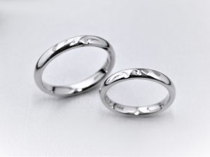 内文字に記念年とイニシャルを入れた指輪