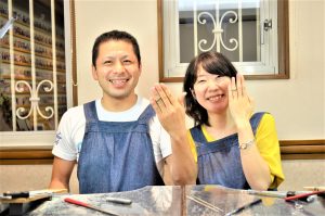 完成した指輪を手にのせて記念撮影