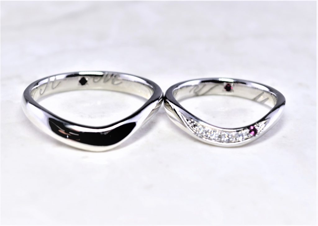 婚約指輪と重ね付けできるデザインリング