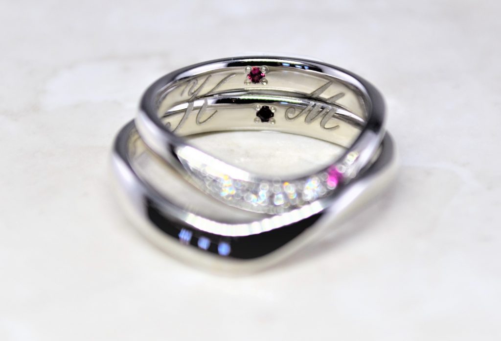 重ねて見えるイニシャル