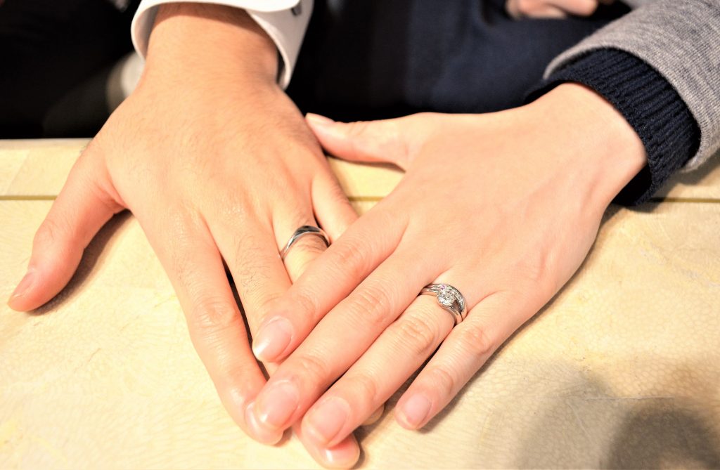 出来上がった指輪を手につけて