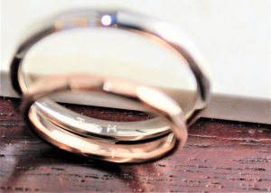 それぞれのイニシャル入りリング