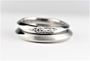 2つ重なるヘアライン