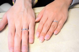 出来上がった指輪をつけて記念撮影