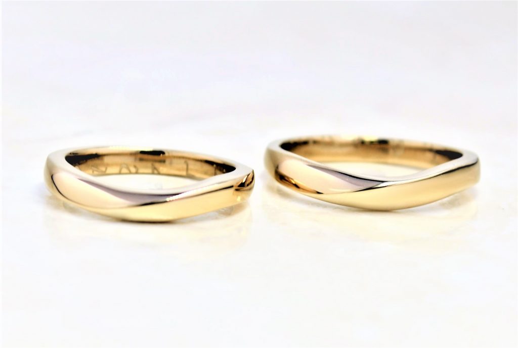 お揃いの形と素材の結婚指輪
