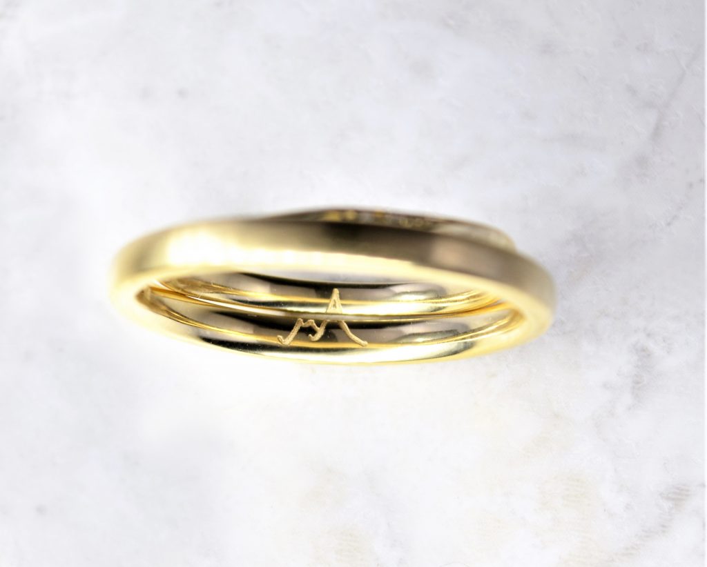 山に見立てたイニシャル 山に見立てたイニシャル