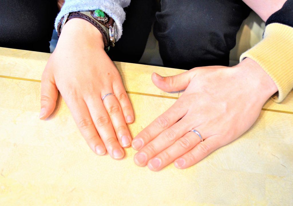 完成した指輪を手に付けて記念写真