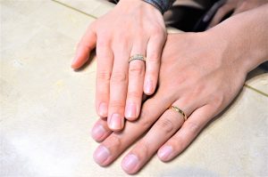 完成品した指輪をお互いの指につけて