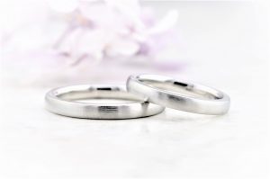 プラチナ素材で表面にヘアライン仕上げを施したペアリング