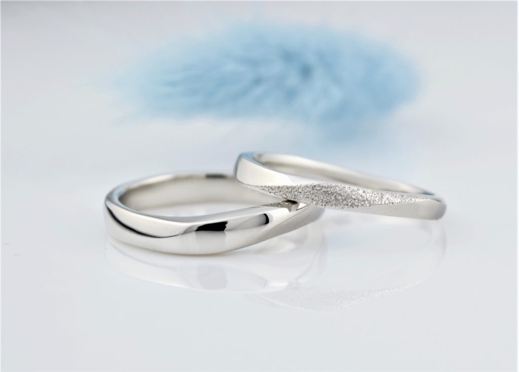 ひねりが特徴的な結婚指輪