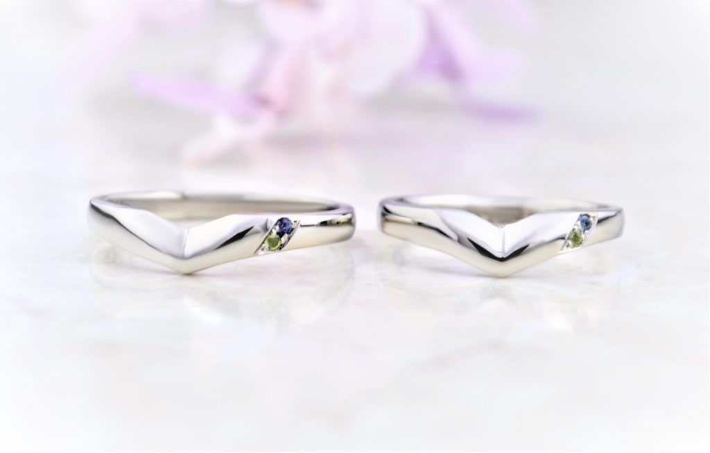 V字形リング タンザナイトとペリドット入り V字形リング タンザナイトとペリドット入り