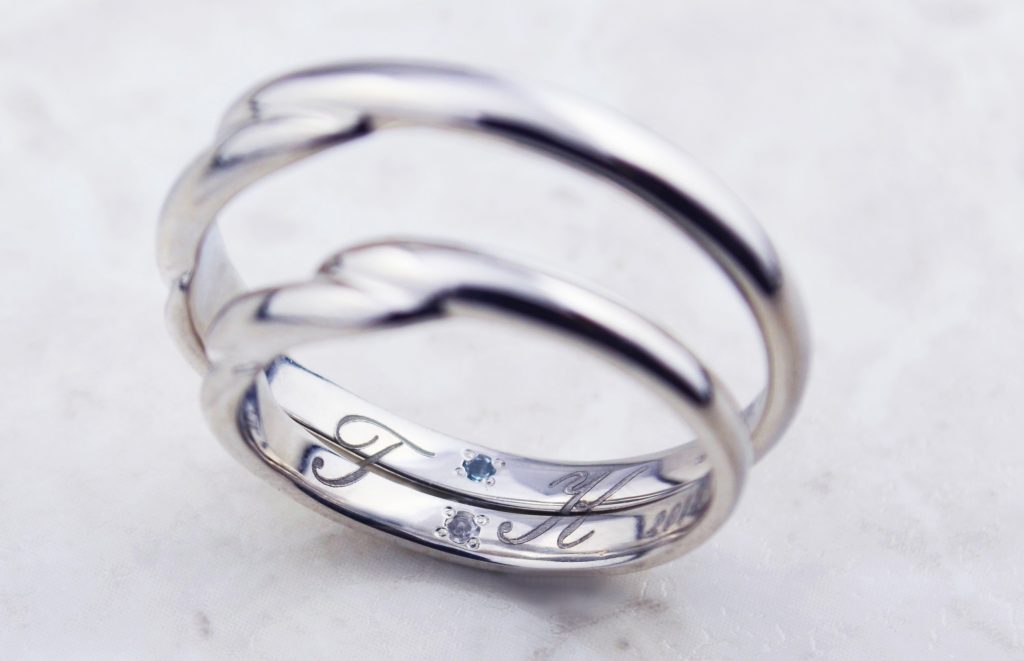 重ねてみえる二人のイニシャル