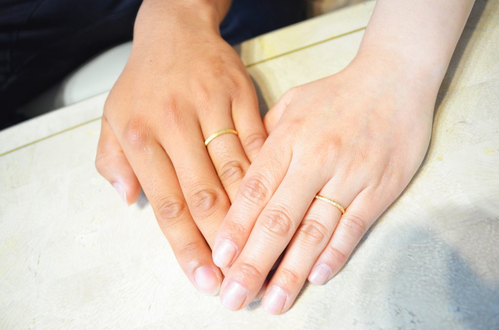 完成した結婚指輪を着けて撮影