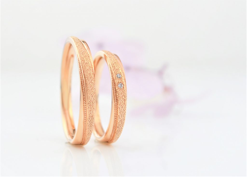 スターダスト加工とダイヤ2石入りリング